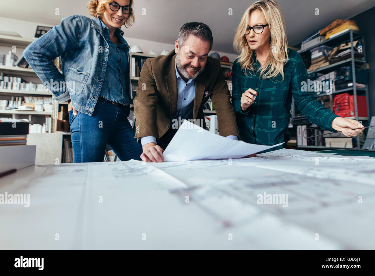 Les concepteurs de finaliser un plan de construction de logements dans le bureau. Architectes en bâtiment à des plans. Banque D'Images