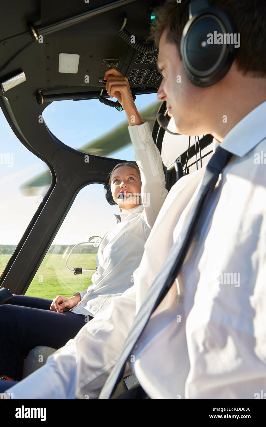 Pilot pilot in cockpit d'hélicoptère Banque D'Images