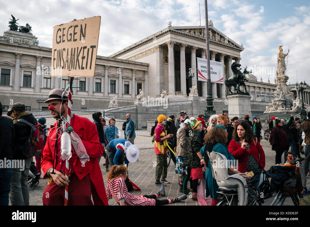 Vienne, Autriche - 1 octobre 2017 : les personnes en costumes de mimes et clowns protester contre l'interdiction autrichienne sur voile intégral dans les lieux publics Banque D'Images