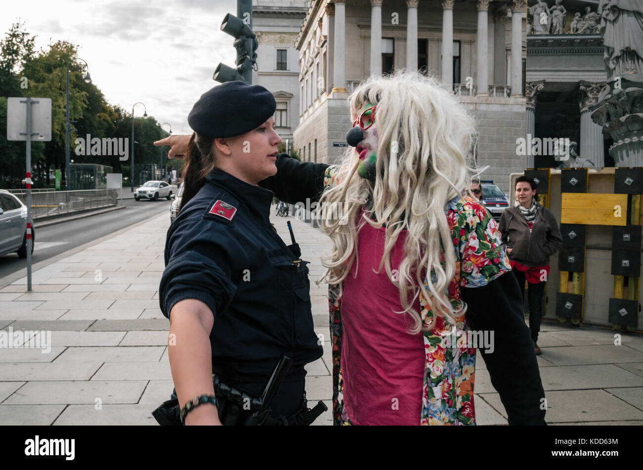 Vienne, Autriche - 1 octobre 2017 : les personnes en costumes de mimes et clowns protester contre l'interdiction autrichienne sur voile intégral dans les lieux publics Banque D'Images