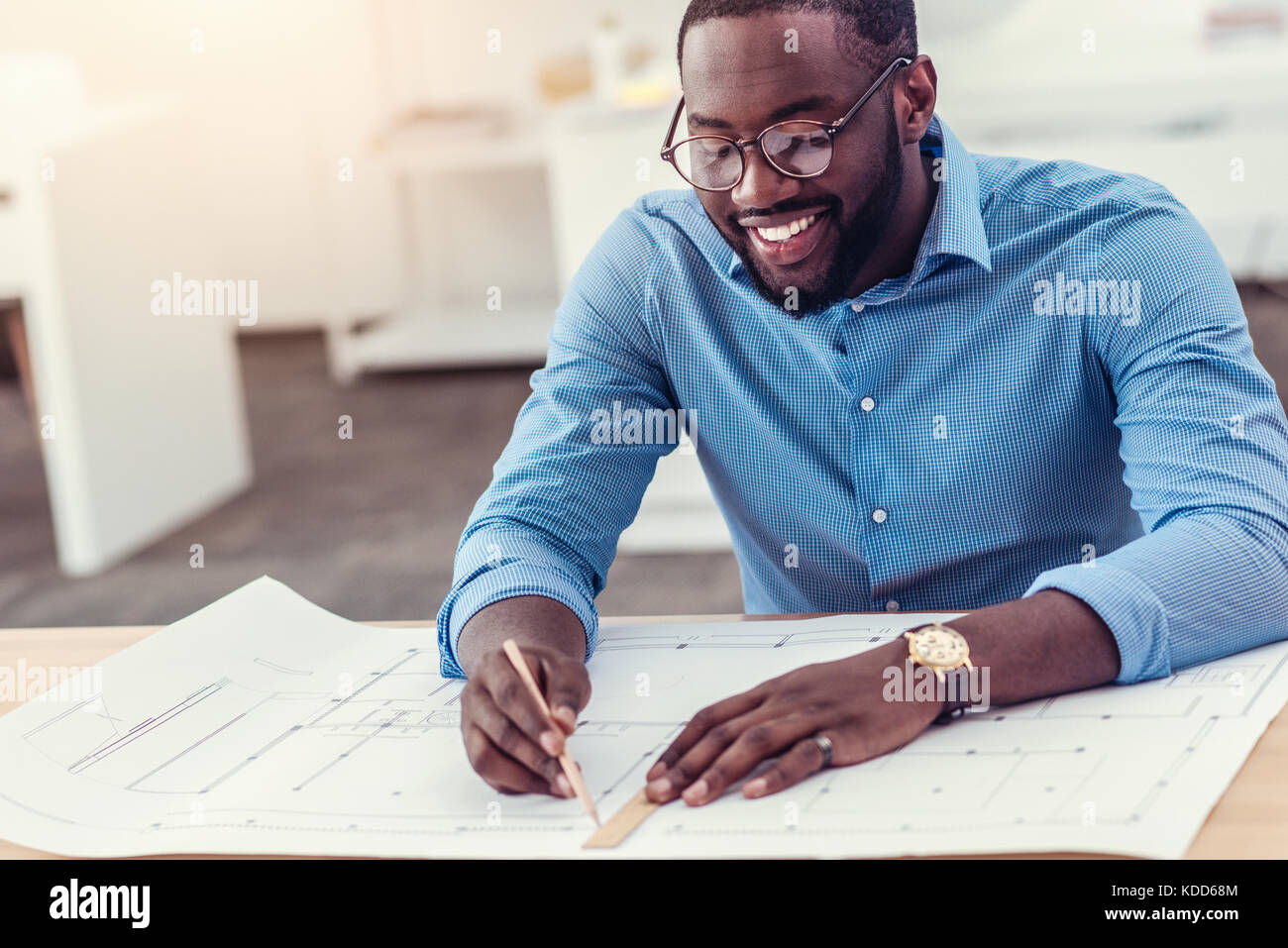 Male ingénieur travaillant sur table à dessin technique Banque D'Images