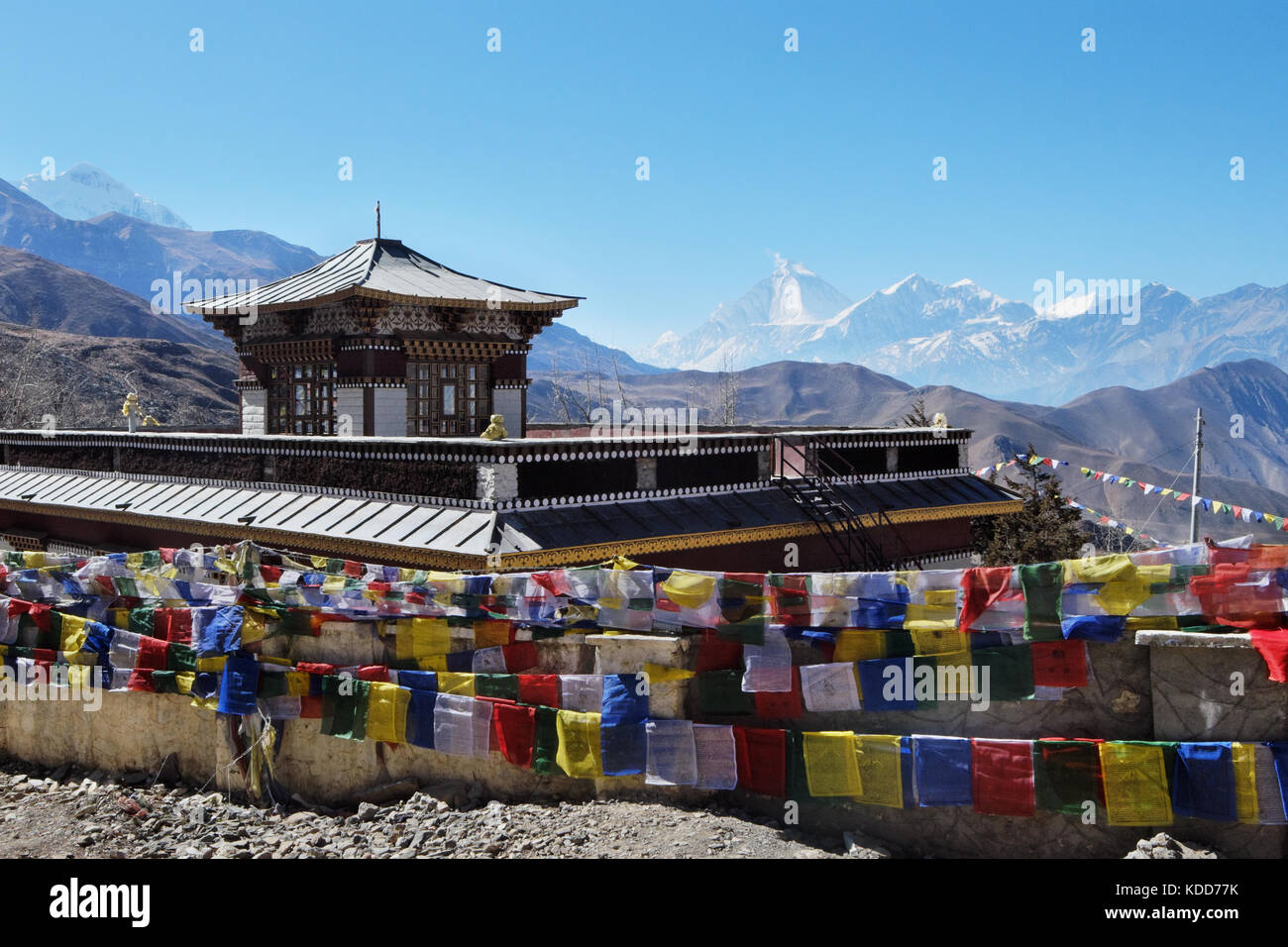Le monastère bouddhiste est haut dans les montagnes Banque D'Images