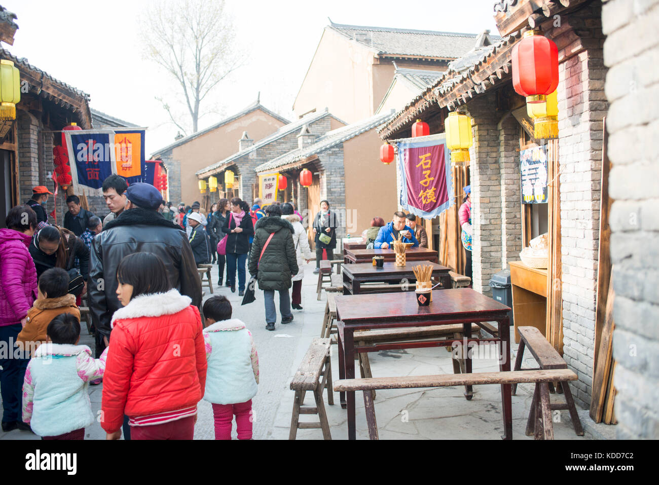 Retro 2016 rues en Chine.Les gens visiter et manger à une foire du temple. Banque D'Images