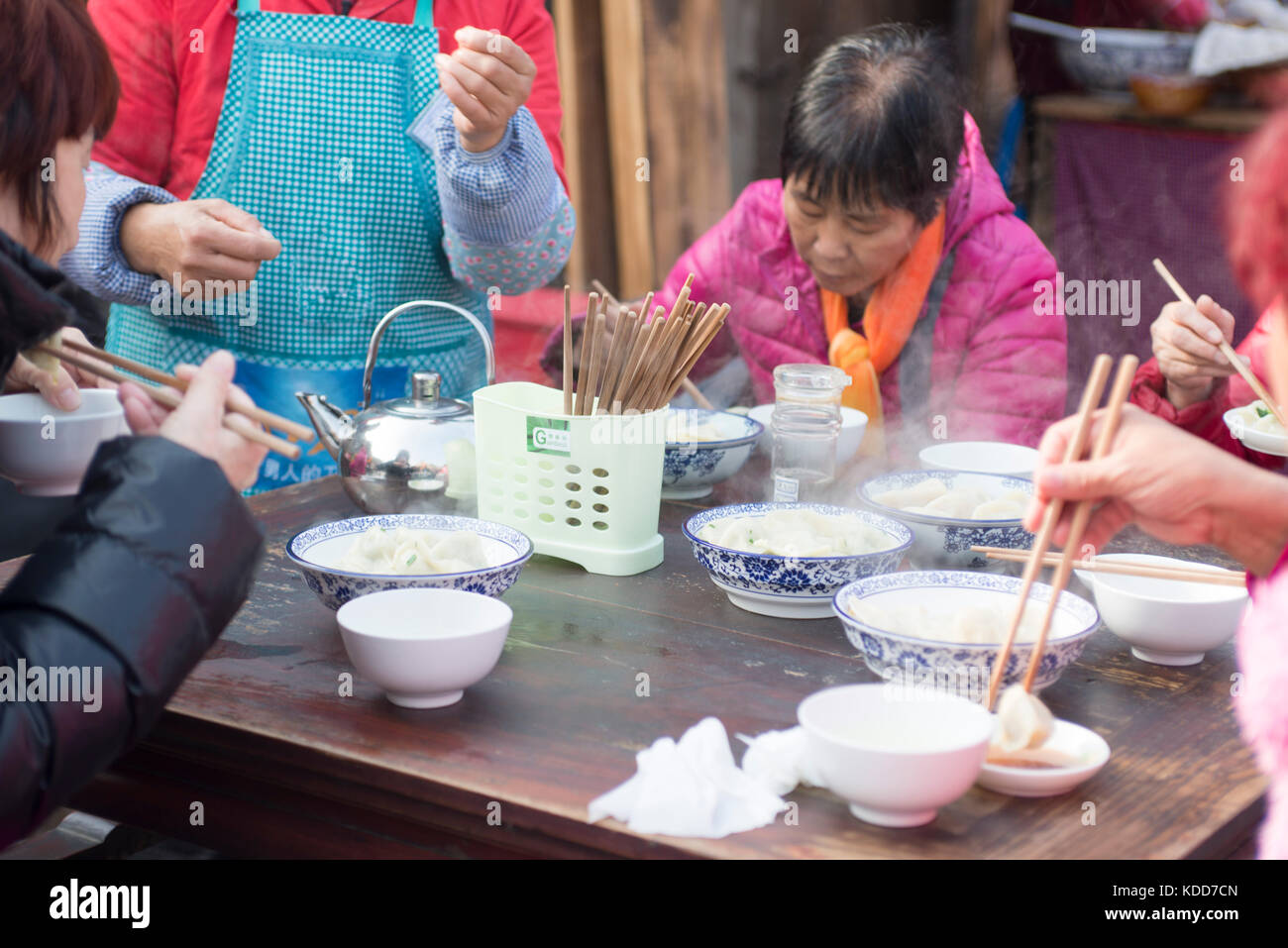 Les gens mangent des boulettes dans un restaurant.2016 Chine Banque D'Images