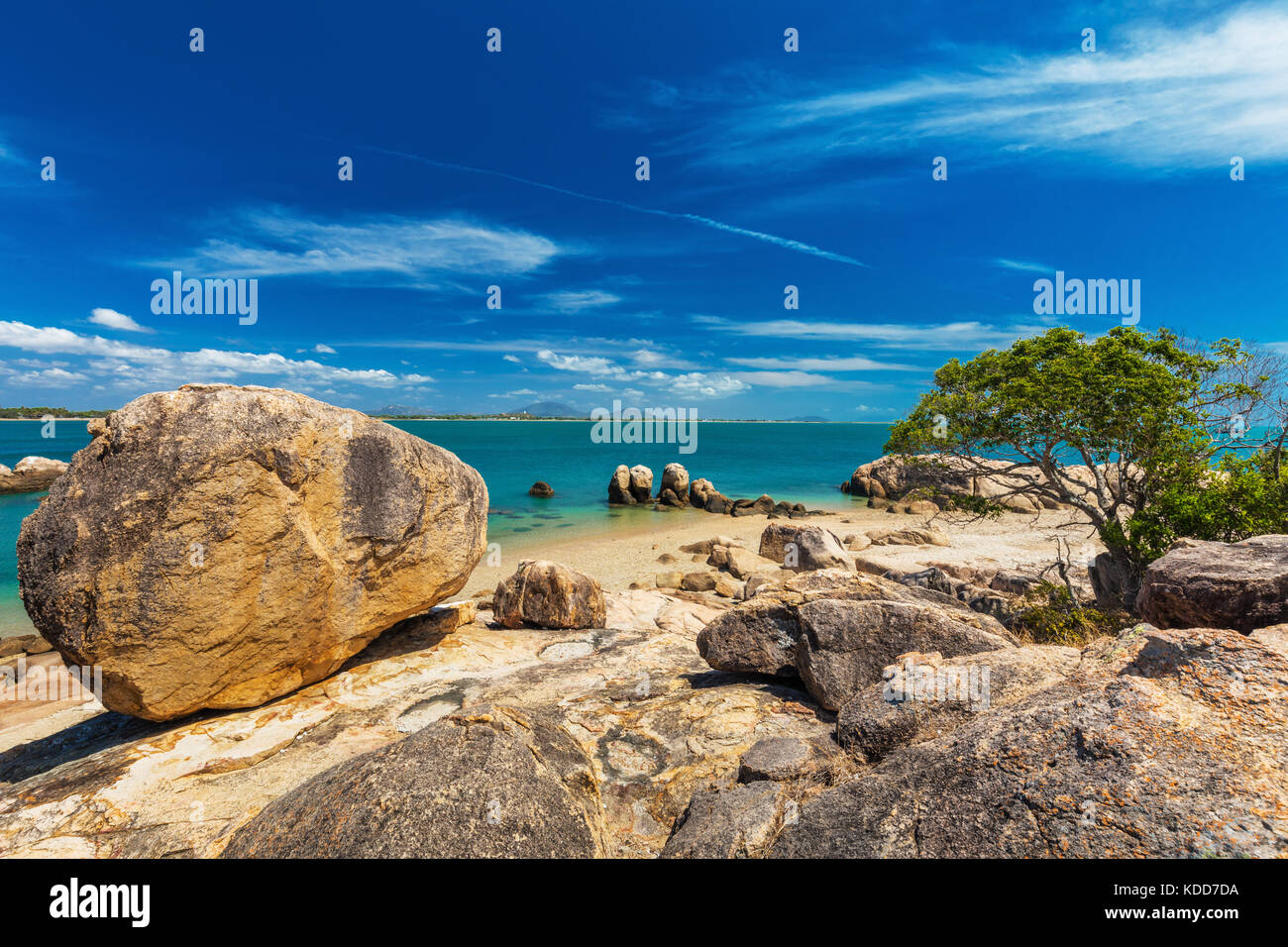 Horseshoe Bay à Bowen - plage emblématique de granit avec des roches d'escalade, le nord du Queensland, Australie Banque D'Images