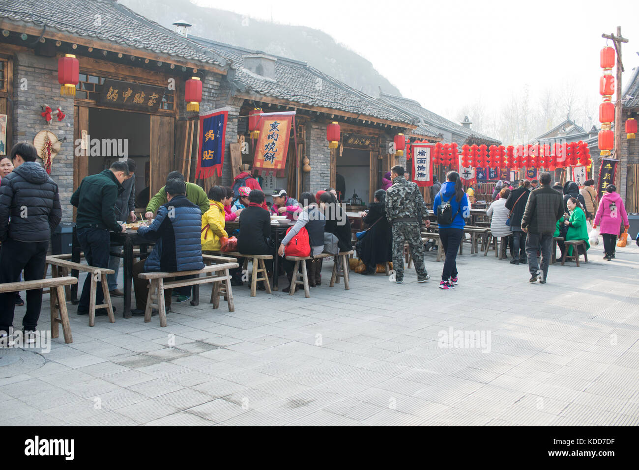 Retro 2016 rues en Chine.Les gens visiter et manger à une foire du temple. Banque D'Images