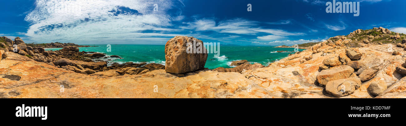 Vue panoramique de la baie Horseshoe à Bowen - célèbre plage avec rochers d'escalade de granit, le nord du Queensland, Australie Banque D'Images