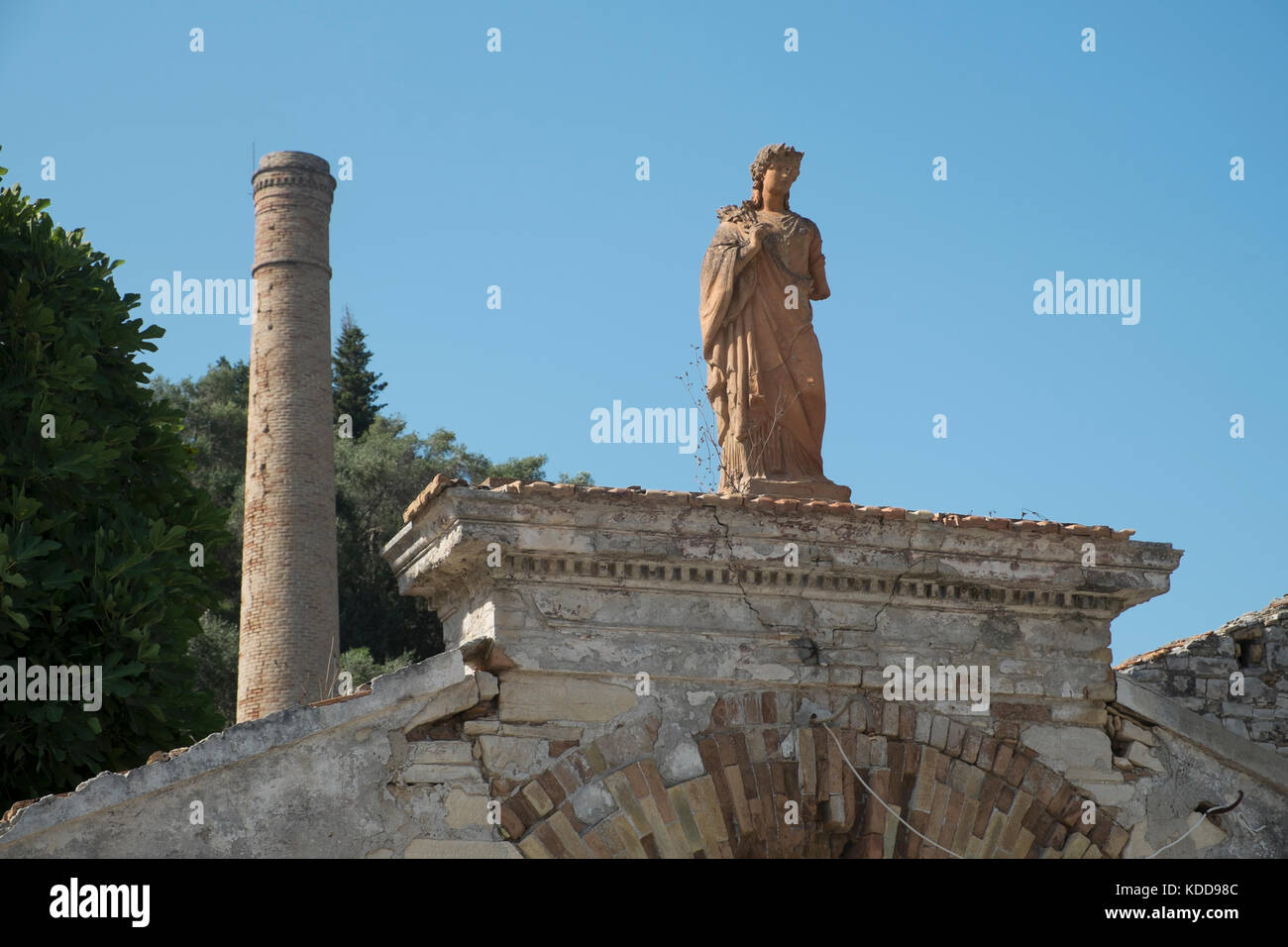 Les ruines d'une ancienne fabrique de savon de l'huile d'olive, Aphrodite et cheminée, Loggos, Paxos, Grèce Banque D'Images