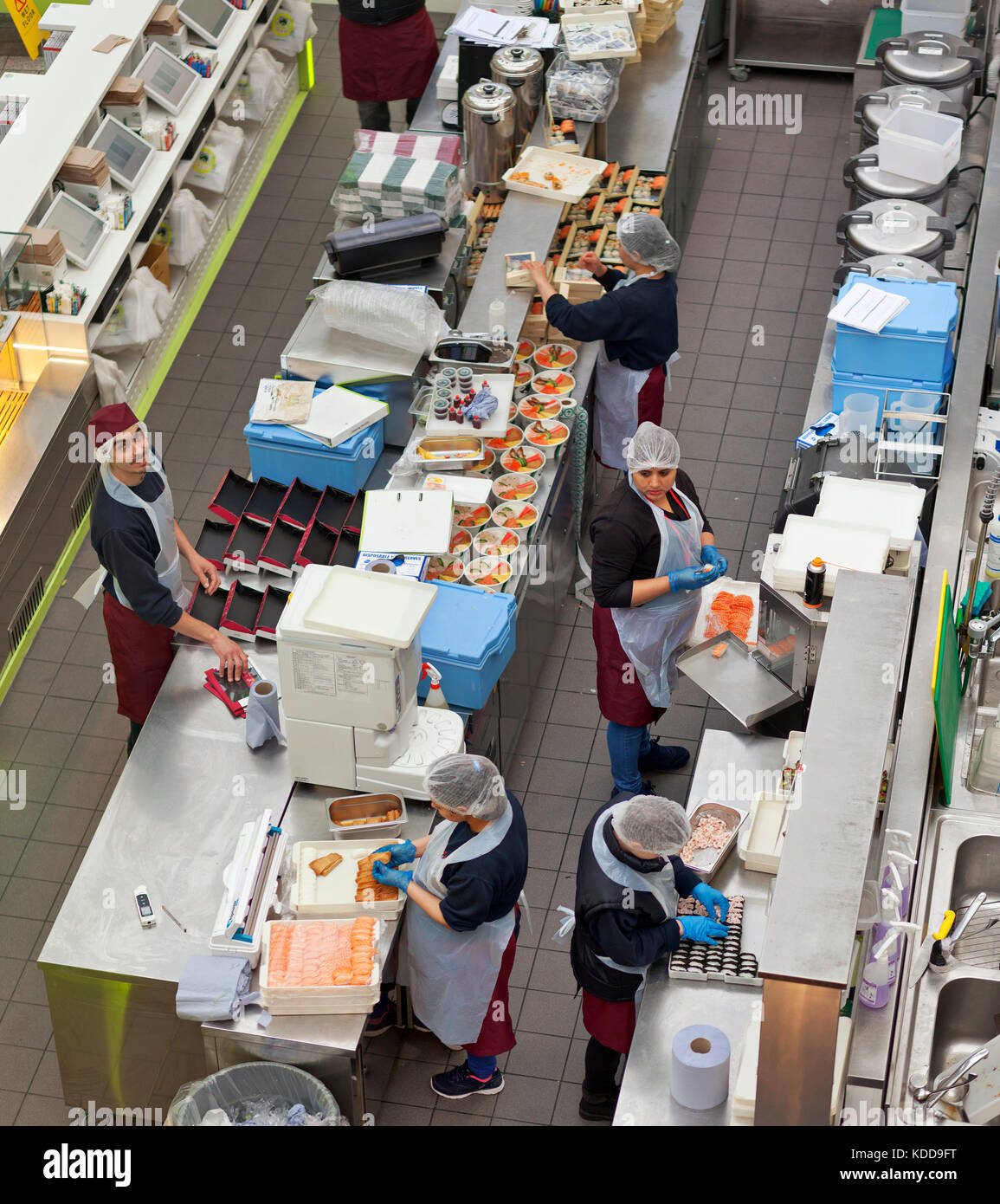Préparation de la nourriture à PRET-a-Manger à la gare New Street de Birmingham. Banque D'Images