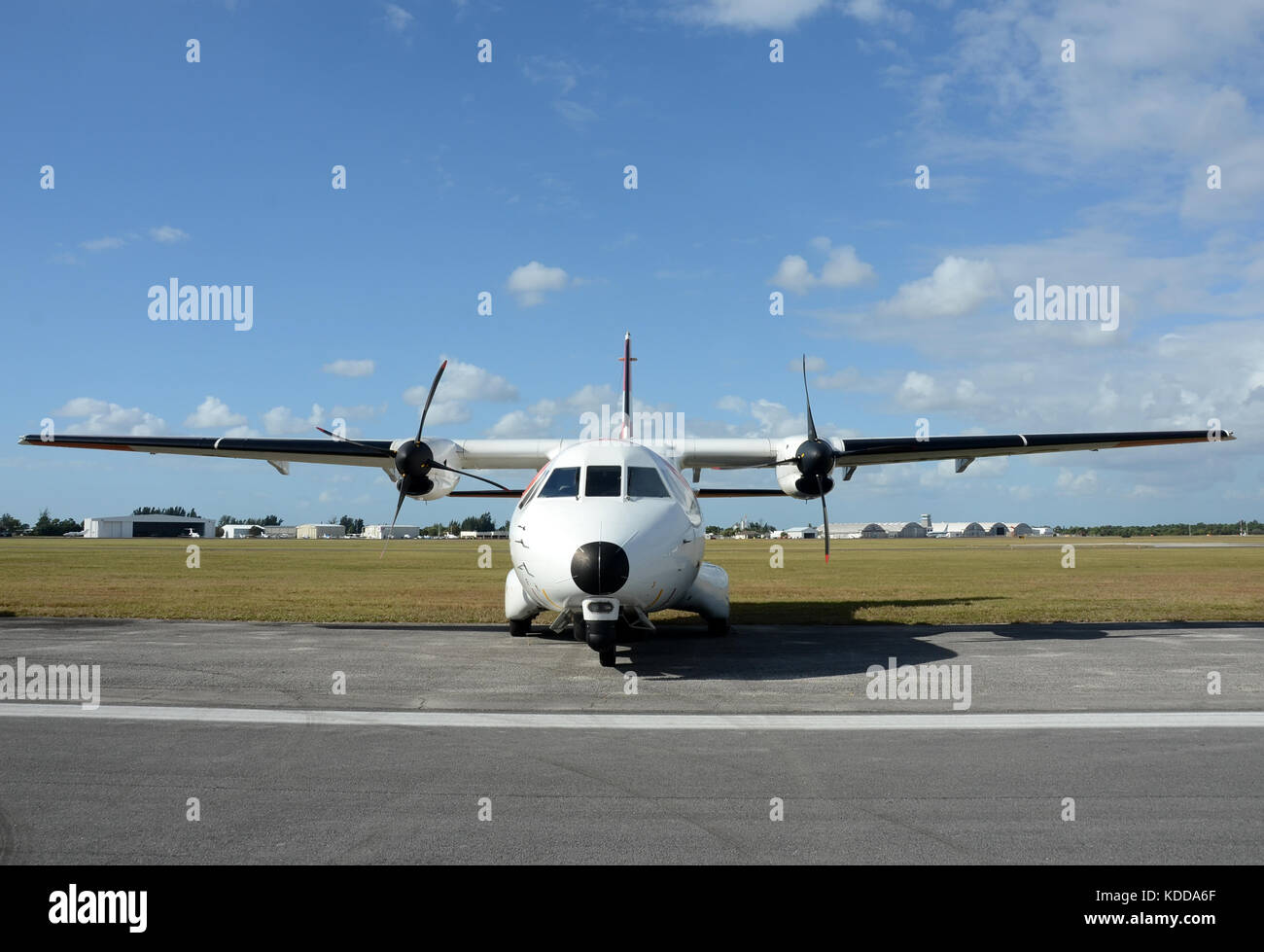 Avion à turbopropulseurs modernes sur le sol vue avant Banque D'Images