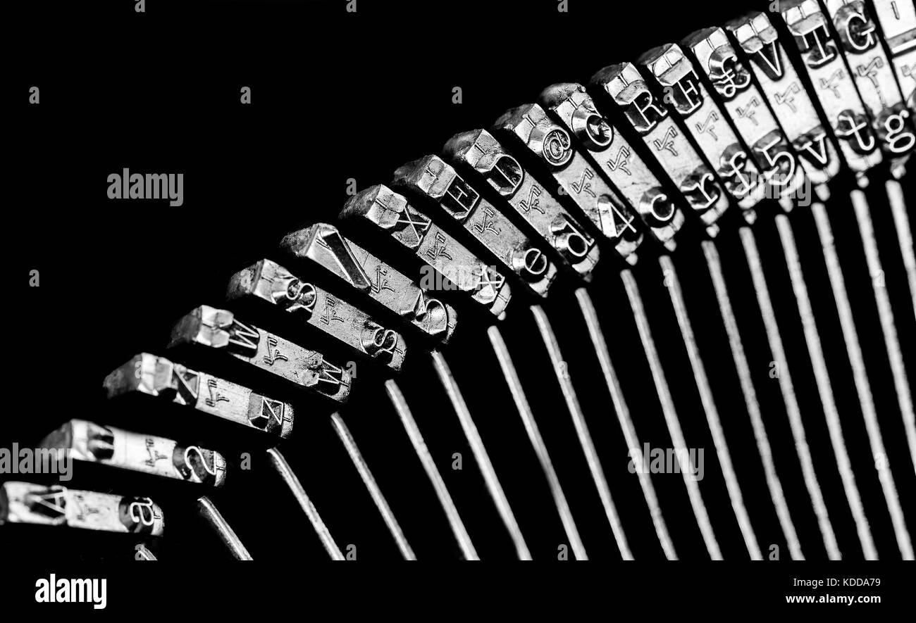 Machine à écrire à l'ancienne sur fond blanc Banque D'Images