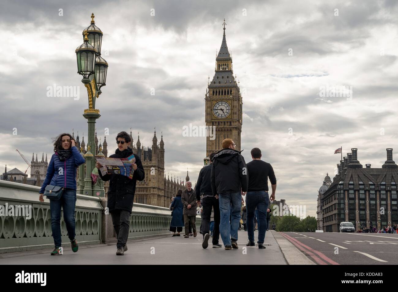 Royaume-Uni: Palais de Westminster avec Big Ben, vu du pont de Westminster. Photo de 5. Mai 2017. | utilisation dans le monde entier Banque D'Images