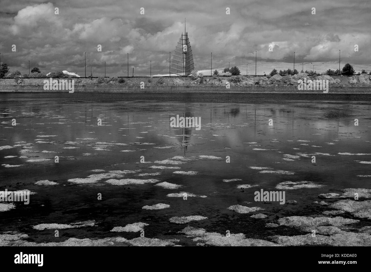 Photo infrarouge de la vue sur le ruisseau Hisea en haut du port de Portsmouth dans le Hampshire UK Banque D'Images