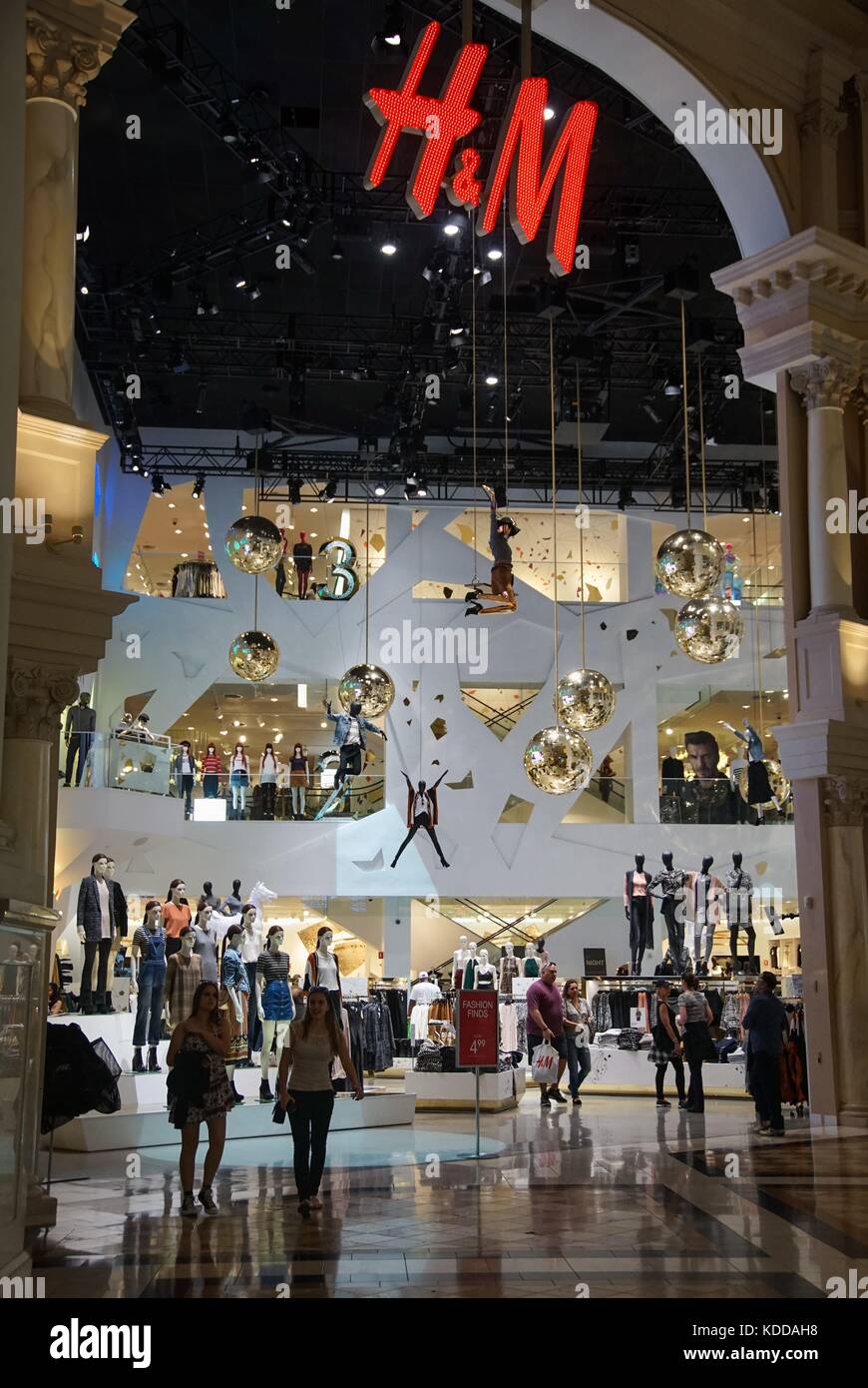Un magasin de luxe de la marque '' Hennes & Mauritz (h&m) dans le quartier  commerçant de mâle l'hôtel ceasare Palace à Las Vegas (21 février 2016).  Les centres commerciaux font partie