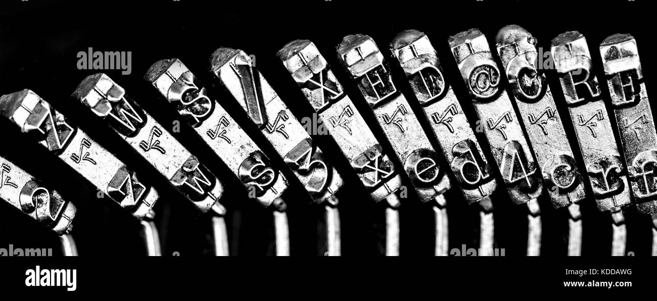 Machine à écrire à l'ancienne sur fond noir Banque D'Images