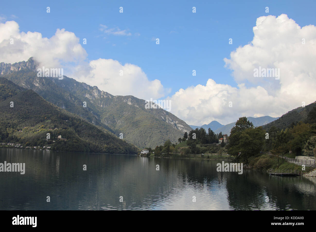 Ledro-voir, gruenblauer bergsee (Lago di Ledro), mit Pieve di Ledro / der gardasee (Lago di Garda) bilderbuchlandschaft senneur mit der ist g Banque D'Images
