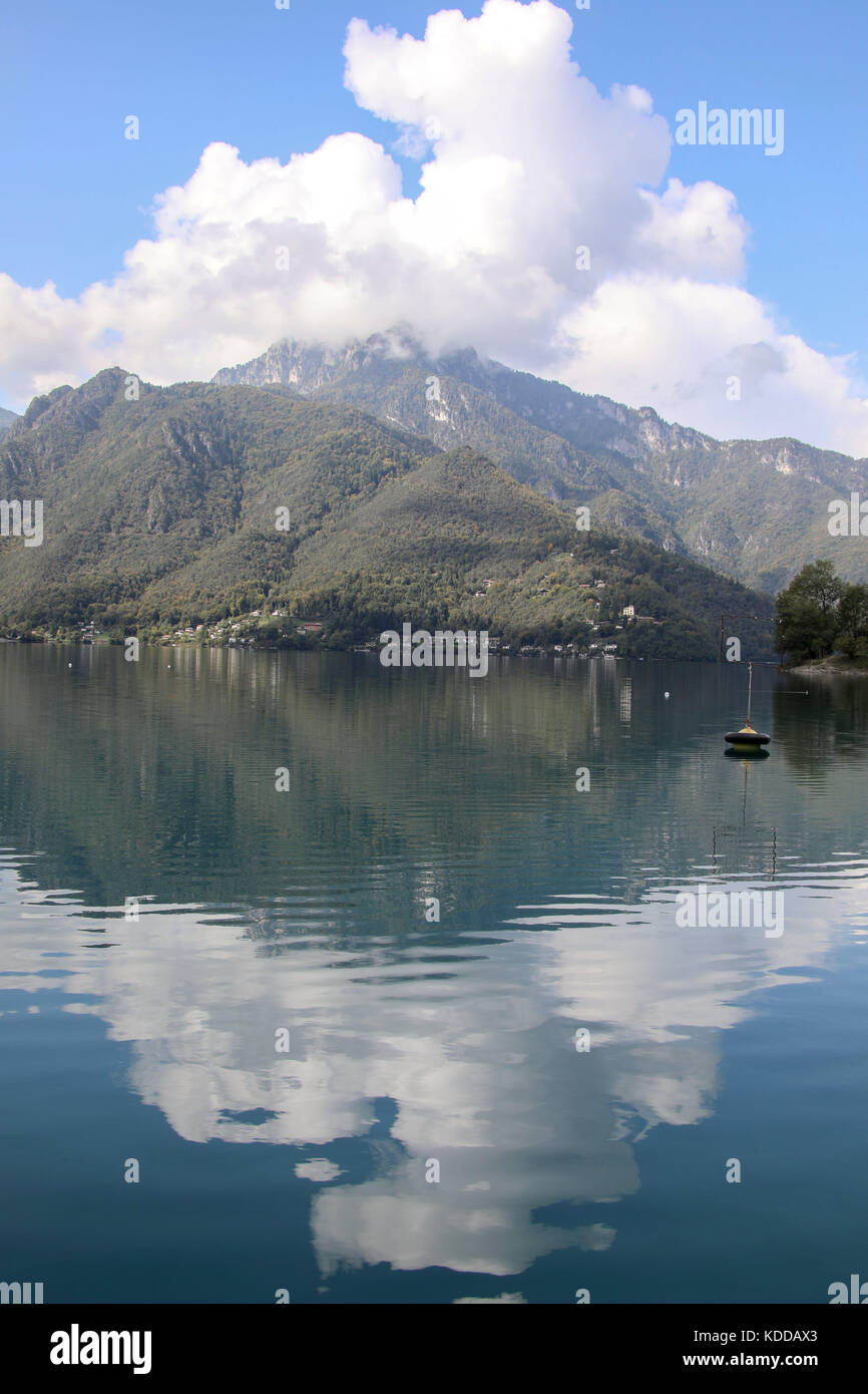 Ledro-voir, gruenblauer bergsee (Lago di Ledro), mit Pieve di Ledro / der gardasee (Lago di Garda) bilderbuchlandschaft senneur mit der ist g Banque D'Images