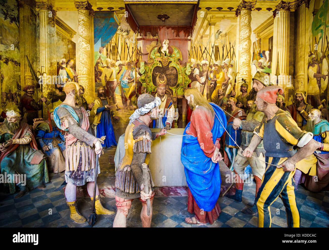 Représentation des figures bibliques (presepe) du procès Sanhédrin de Jésus au tribunal de Caiaphas (Sacro Monte di Varallo, Piémont, Italie, 24 mai 2 Banque D'Images