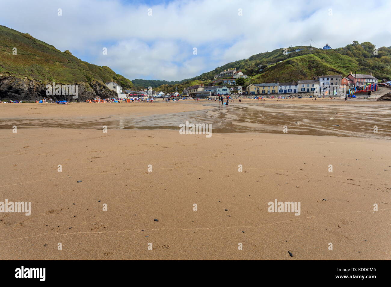 Les personnes bénéficiant du beau temps sur la plage de llangrannog Banque D'Images