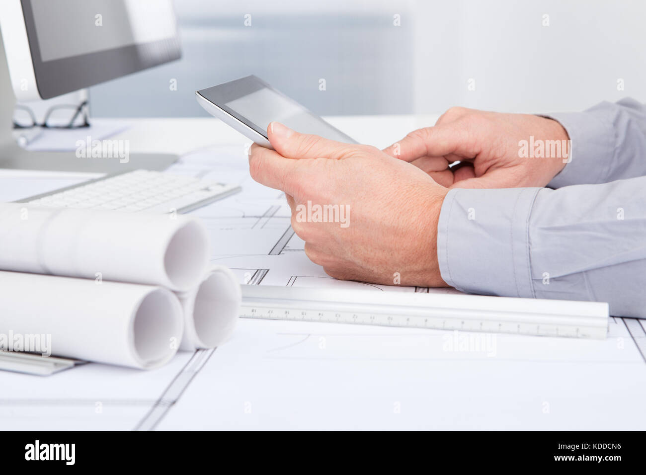 Close-up de l'architecte à l'aide de tablette numérique sur bleu Banque D'Images