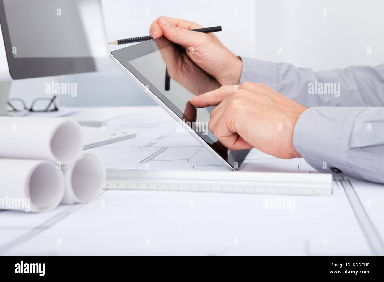 Close-up de l'architecte à l'aide de tablette numérique sur bleu Banque D'Images