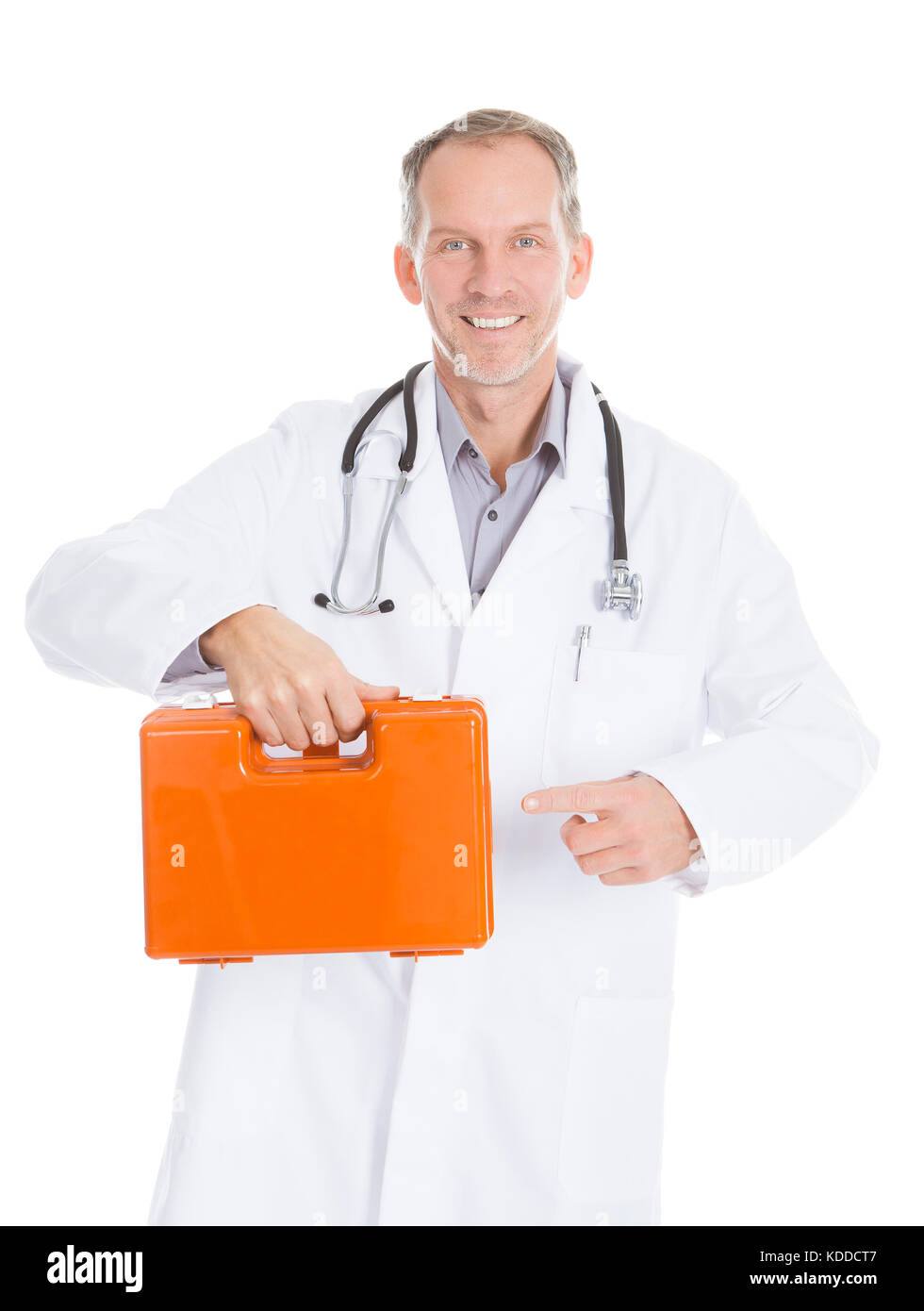 Portrait of mature male doctor holding trousse de premiers secours Banque D'Images