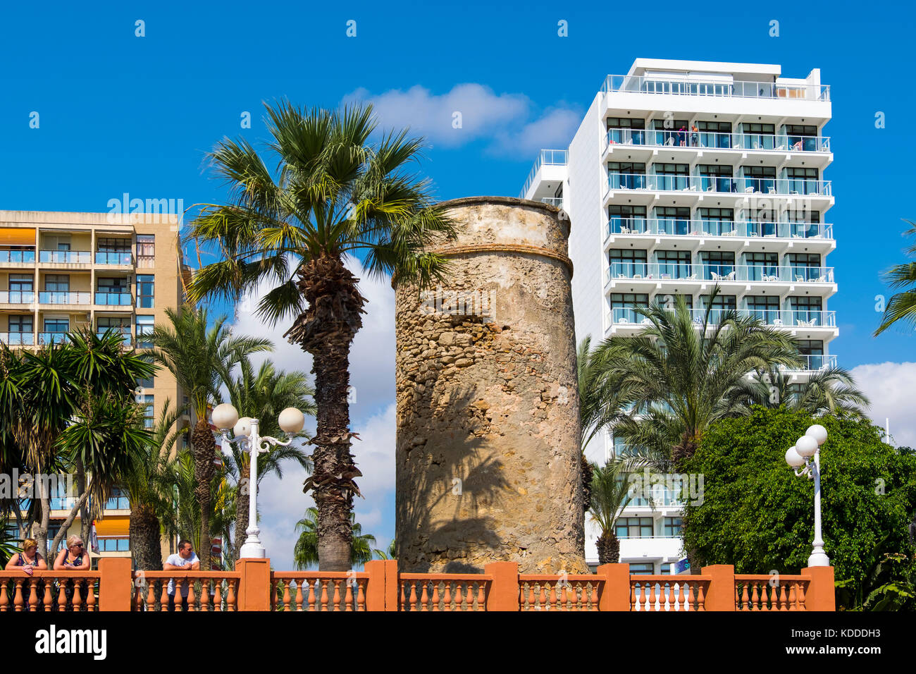 Tour d'observation, palmiers et hôtel, Benalmadena. Province de Málaga, Costa del sol, Andalousie. Europe du sud de l'Espagne Banque D'Images