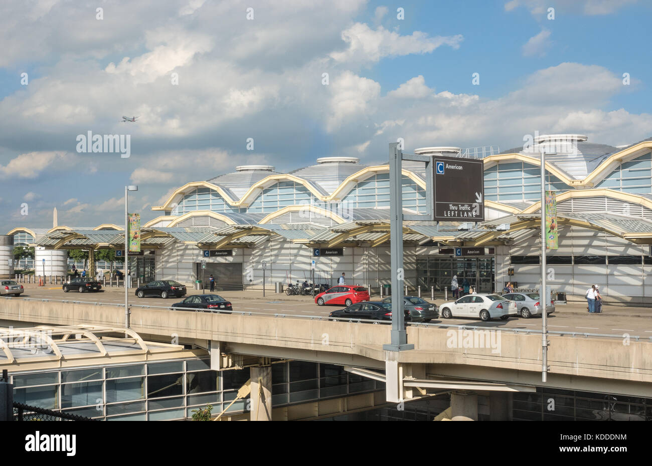 Aéroport national de Washington vu de la station de métro plate-forme. Jet dans le ciel sur la gauche. L'aéroport national Reagan, connu sous le nom de DCA, se trouve en fait à Arlington, en Virginie Banque D'Images