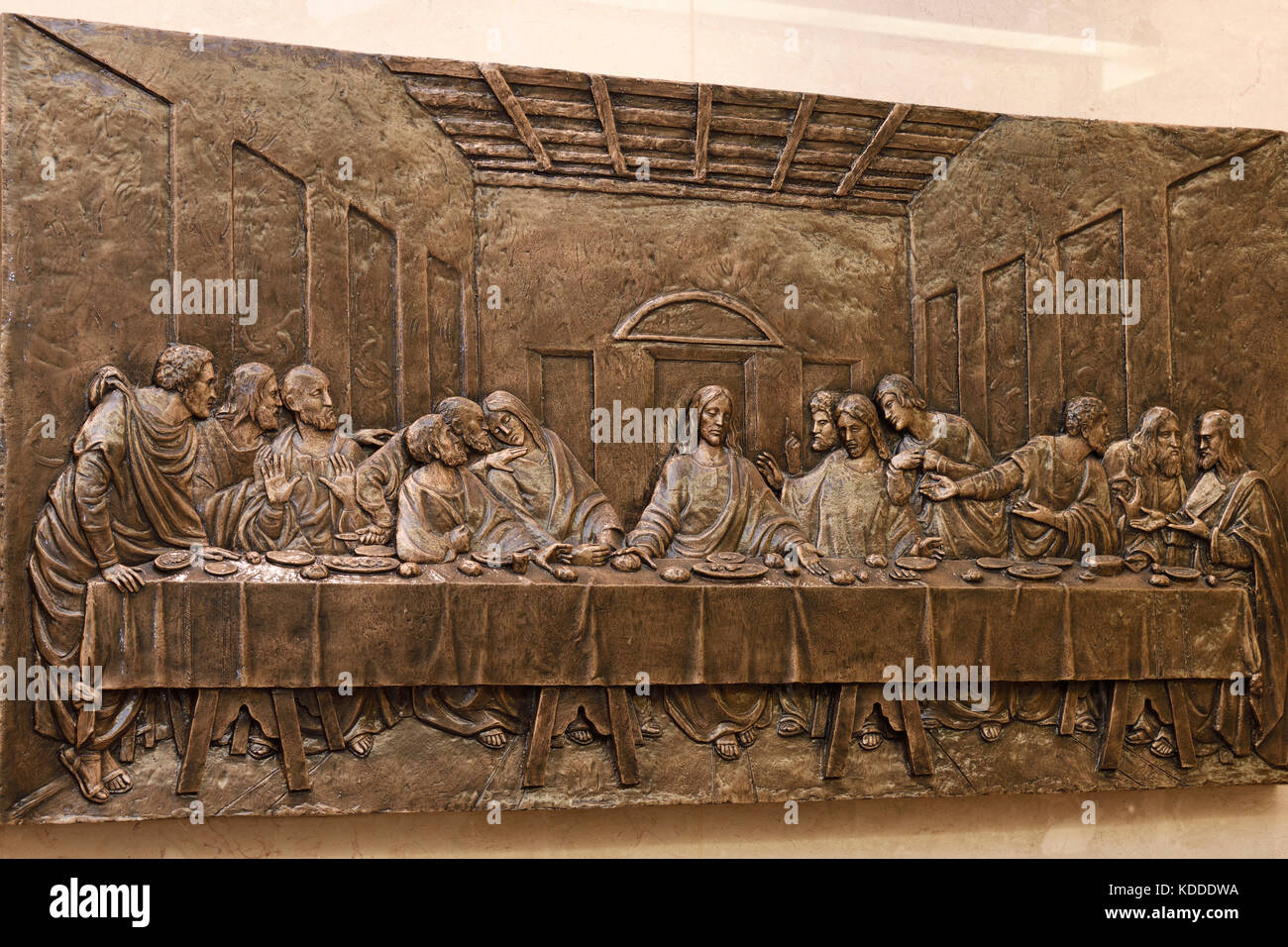 Soulagement de la Cène avec Jésus Christ brisant le pain au repas de la Pâque dans la salle haute avec les apôtres avant sa passion et sa mort Banque D'Images