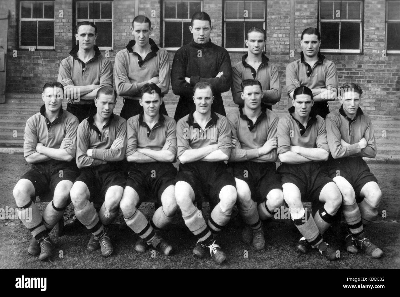 L'équipe de Wolverhampton Wanderers FC 1939 Rangée arrière LtoR Bill Morris, Tom Galley, Alex Scott, Frank Taylor, Joe Gardiner. Front Row Jimmy Mullen, Stan Burton, Alex McIntosh, Stan Cullis, Dennis Westcott, Dickie Dorsett et Teddy Maguire Banque D'Images