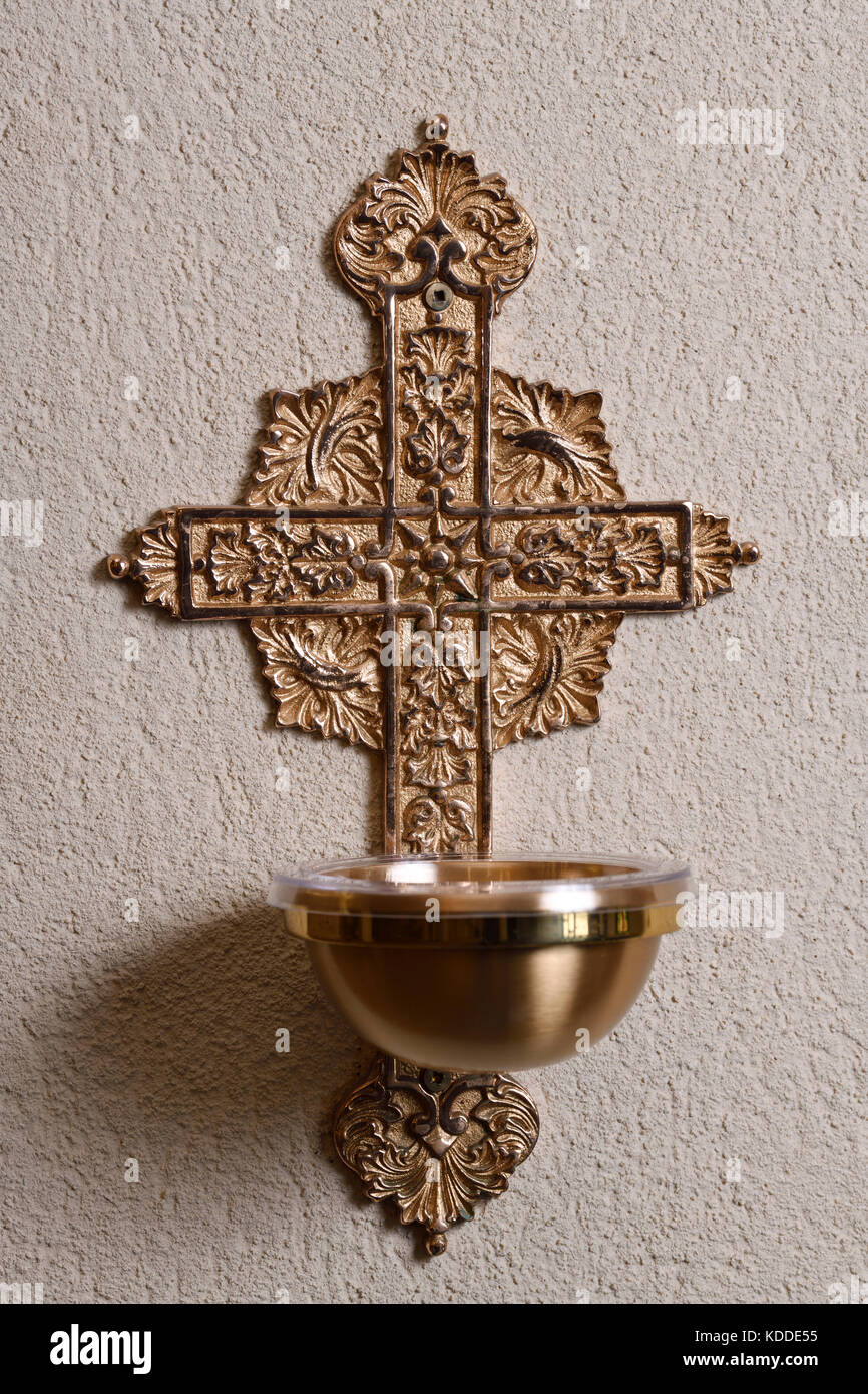 Poupe en laiton de l'eau Sainte pour la bénédiction avec le signe de la croix à l'entrée du mausolée de Saint-Antoine au cimetière de la Reine du ciel Banque D'Images