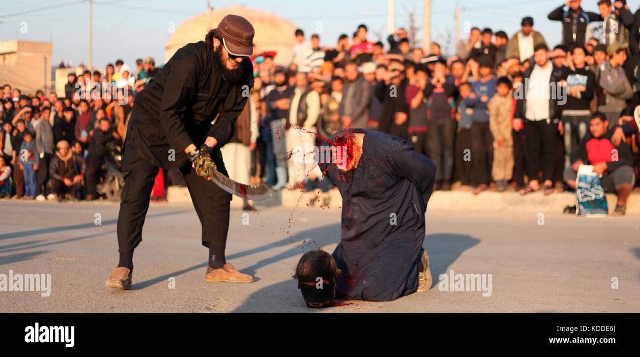 NOTE DE LA RÉDACTION : CONTENU GRAPHIQUE. Image de propagande non datée de l’Etat islamique montrant la décapitation d’un blasphémateur par l’épée lors d’une exécution publique à Raqqa, en Syrie. Banque D'Images