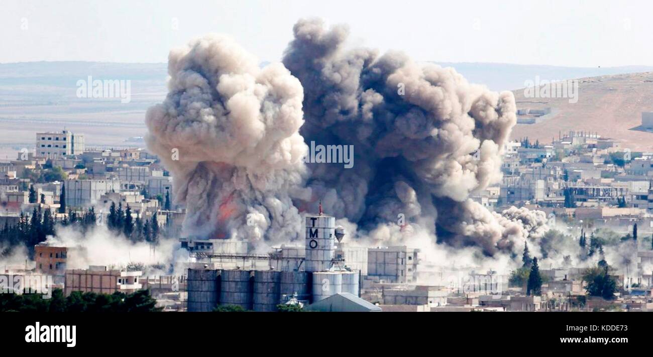 Image non datée de propagande isis montrant une explosion de bombardement aérien de la ville d'Ayn al-islam, la Syrie par des avions russes. Banque D'Images
