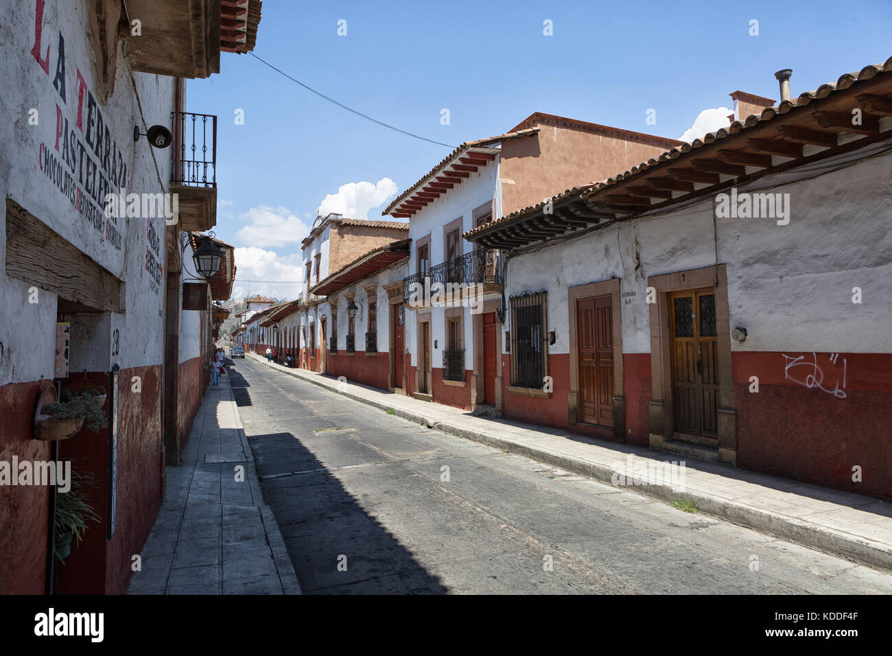 25 mars 2014 Patzcuaro, Mexique : la ville a conservé son aspect colonial au fil du temps, avec des bâtiments en adobe et toits Banque D'Images
