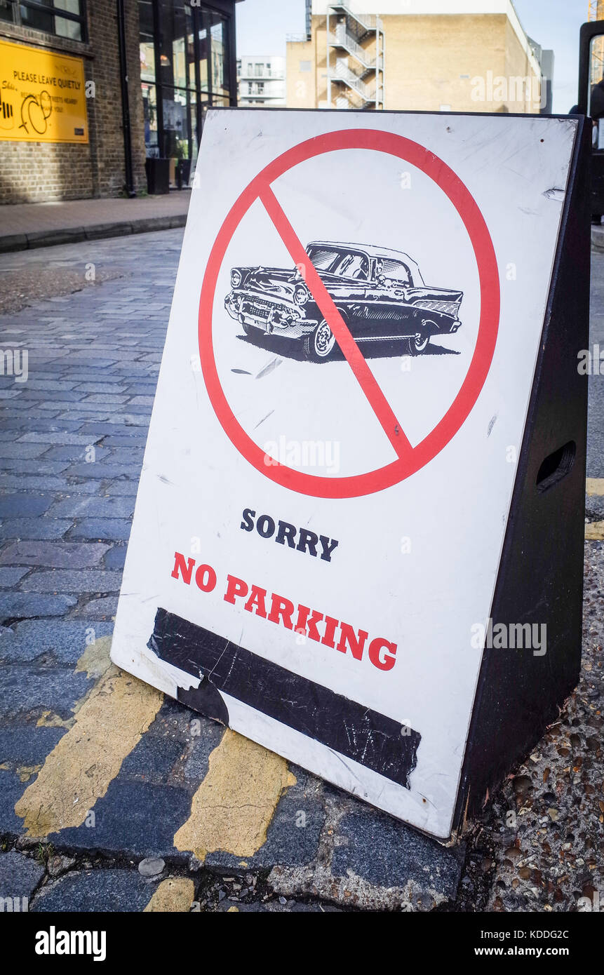 No Parking Sign in Shoreditch Londres - un style rétro stylisée no parking sign dans Shoreditch, un quartier à la mode de Londres Banque D'Images