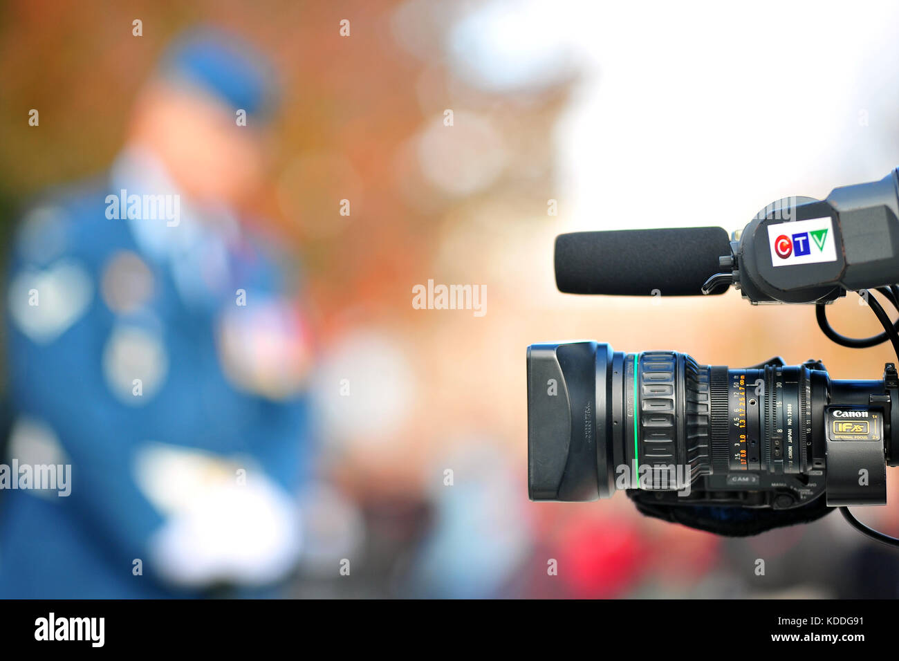 Une équipe de tournage à un événement du jour du Souvenir à London, Ontario au Canada. Banque D'Images