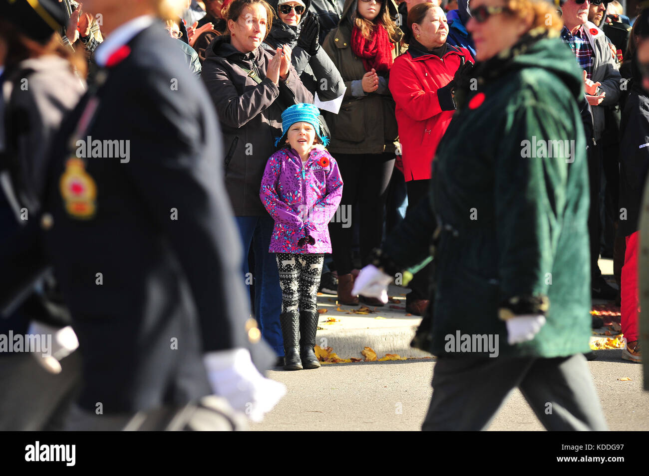 Une jeune fille à un événement du jour du Souvenir à London, Ontario au Canada. Banque D'Images