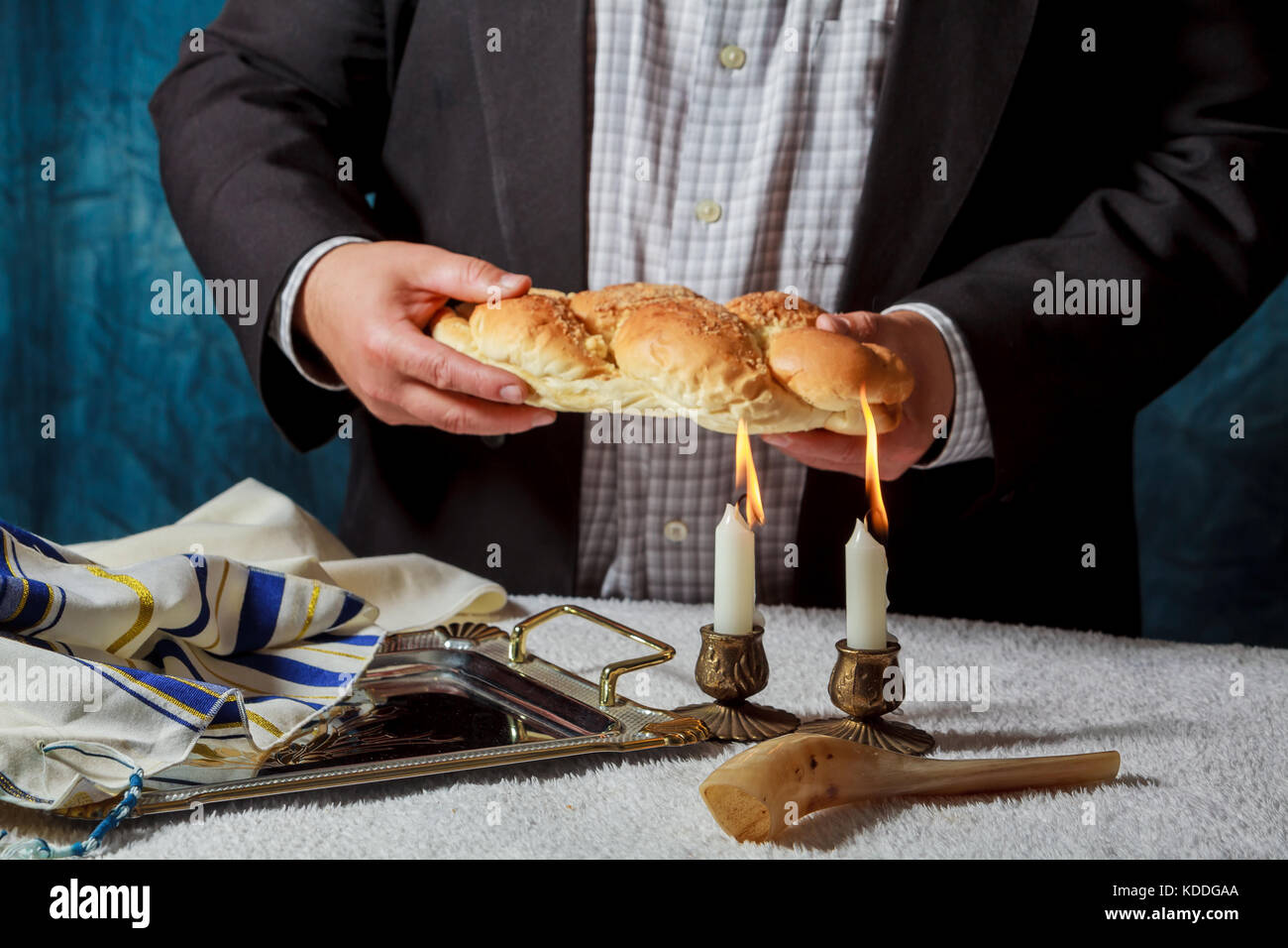 Challah pour le Shabbat juif , boulangerie Pain tradition Shabat Hala Candle Banque D'Images