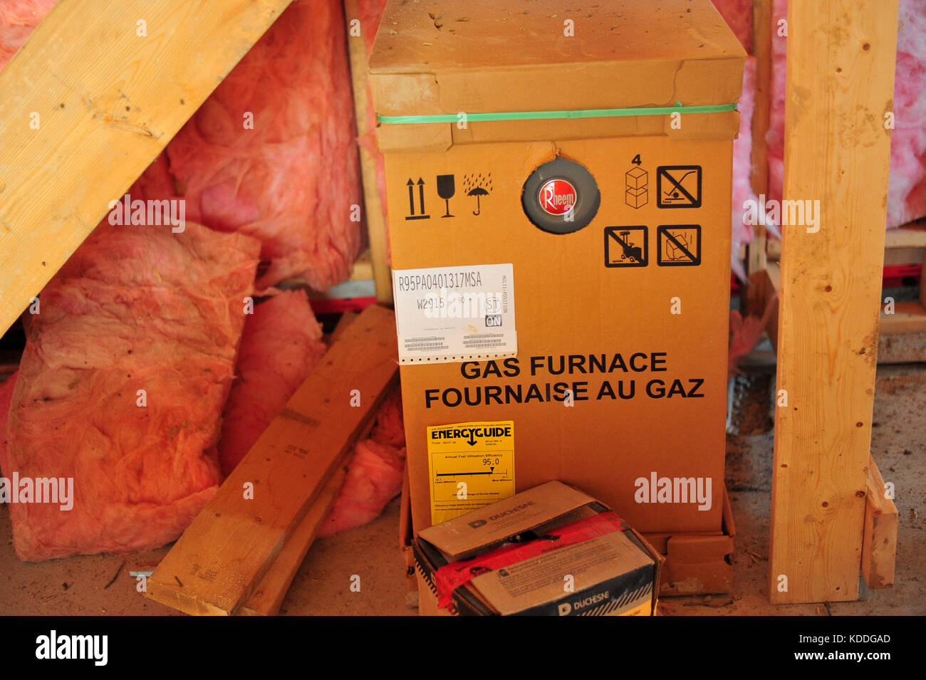 La boîte pour un générateur d'air chaud à gaz de notre côté une maison en construction au Canada. Banque D'Images