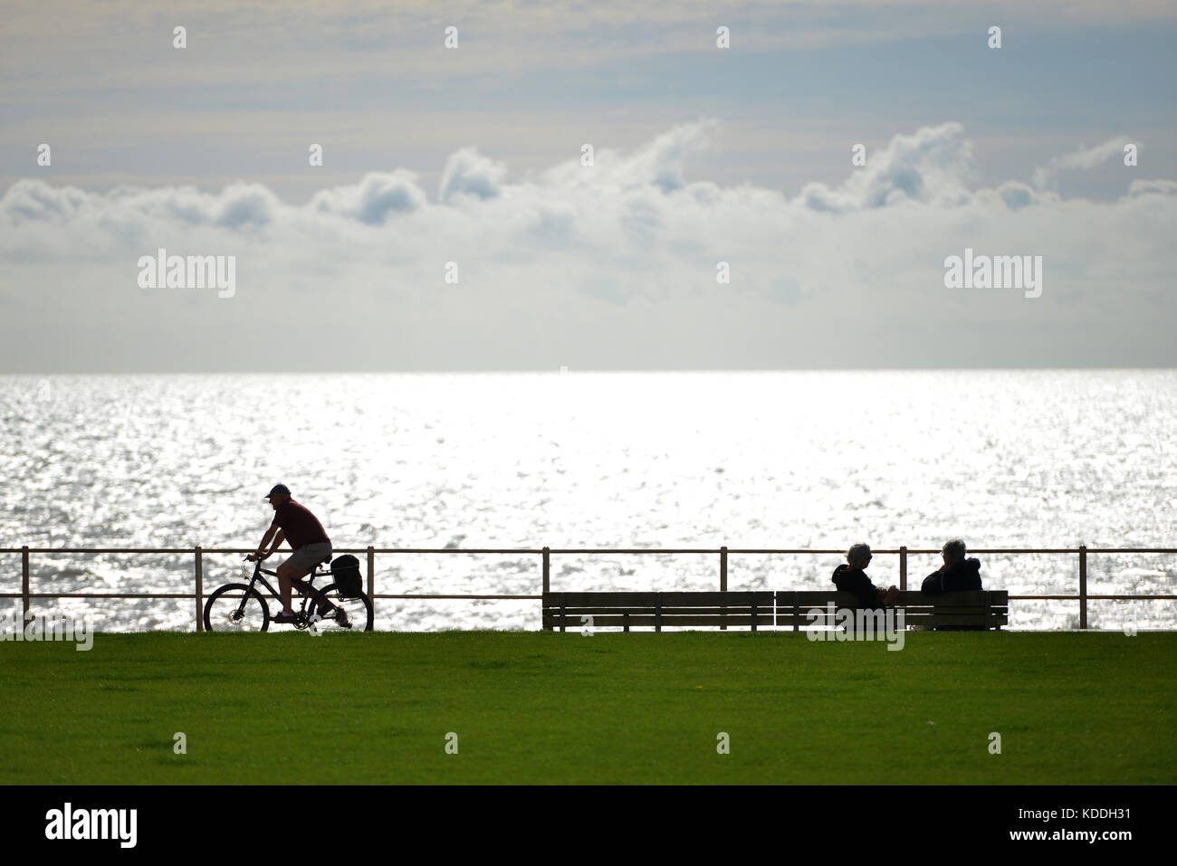 UK mer avec des cyclistes et banc. Front de Bexhill, East Sussex. Banque D'Images