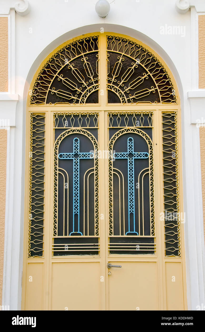 Eglise de Saint Spyridon porte avec deux croix bleues, Argostoli, Kefalonia, Céphalonie, îles Ioniennes, Grèce. Banque D'Images