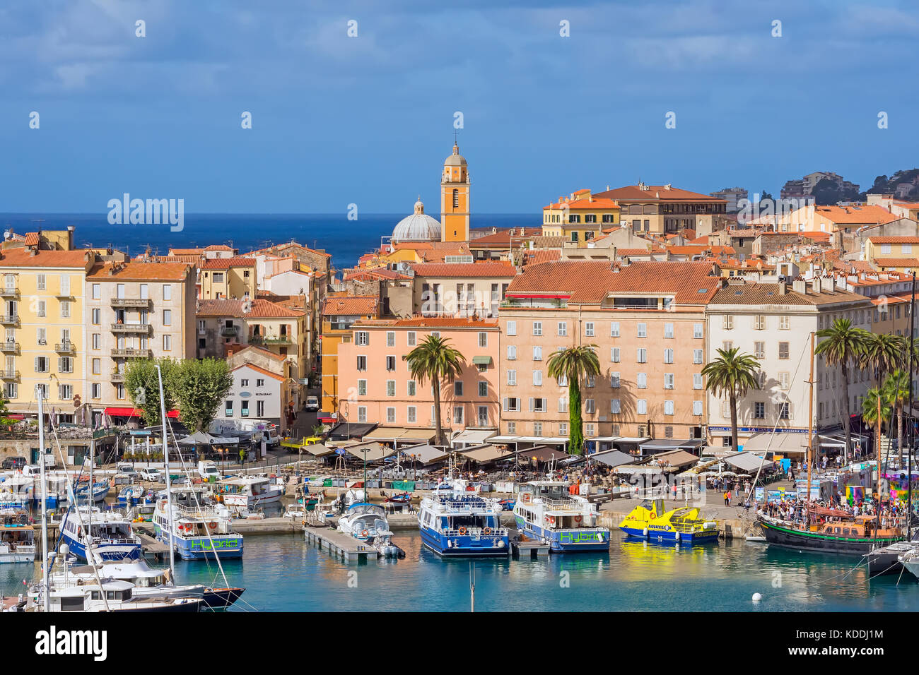 Au-dessus de regarder sur Ajaccio marina et de la vieille ville, Corse, France. Banque D'Images