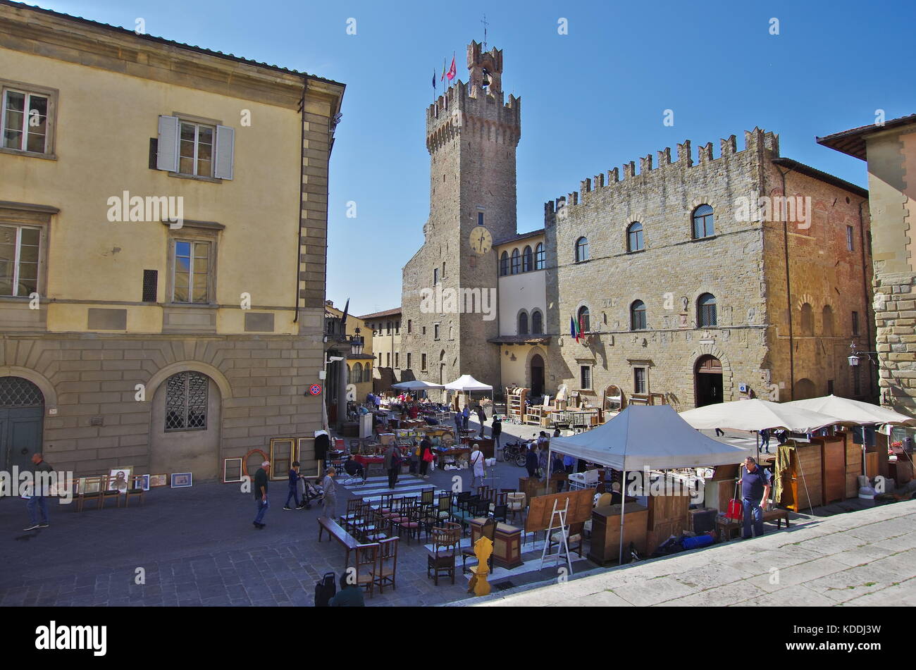 Arezzo, il - oct 07 2017, - un marché d'objets anciens est tenue à arezo chaque mois. Banque D'Images