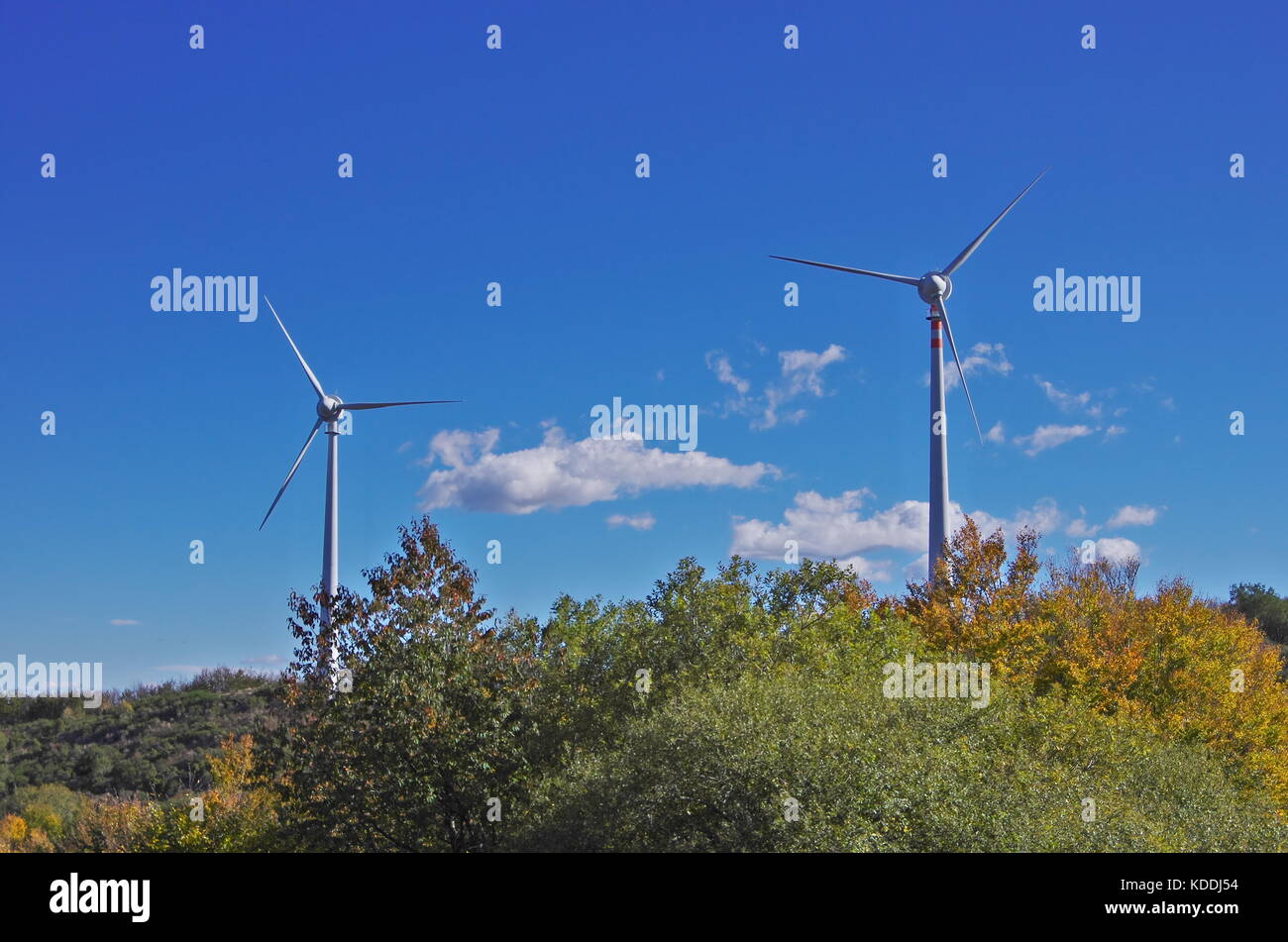 Éoliennes sur le sommet du mont secchieta en Toscane, Italie. Banque D'Images