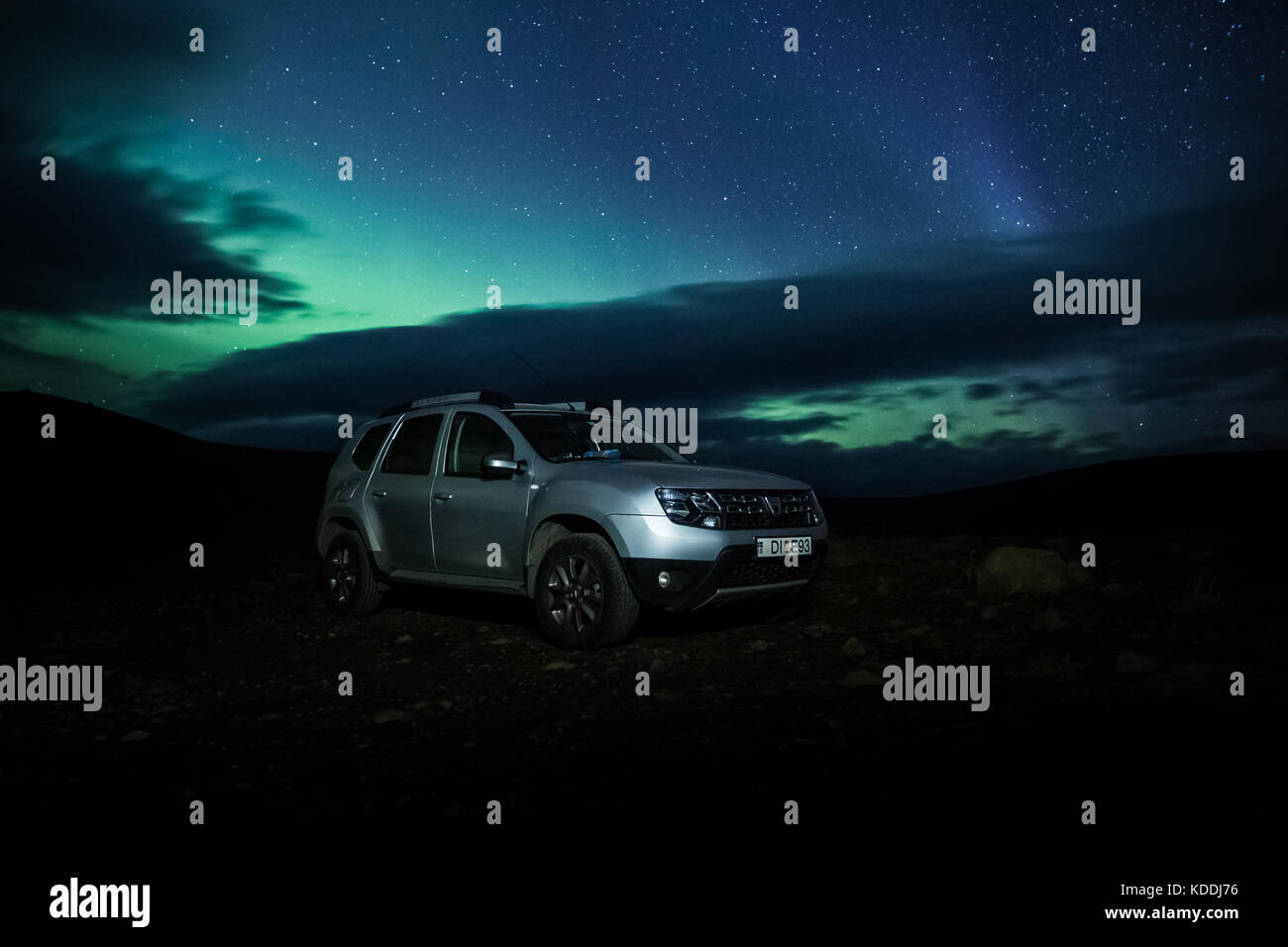 Dacia Duster Location Location de voiture 4x4 à Aldeyjarfoss avec Northern Lights (aurores boréales) pris derrière Banque D'Images
