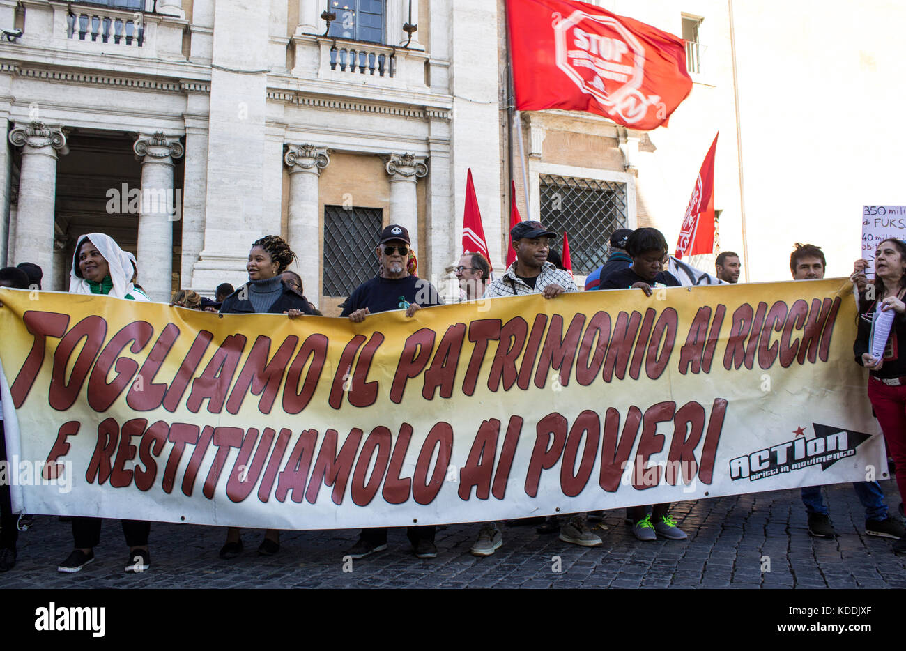 Rome, Italie. Oct 12, 2017. Le mouvement pour le droit au logement ont manifesté dans la capitale contre maire raggi, qui est accusé de négliger le problème des armes populaires. des milliers de bâtiments abandonnés sont dans un état de dégradation et de faciliter les actes de la délibération alors que les gens dorment dans la rue, les manifestants ont demandé d'utiliser tous les biens immobiliers, publics et privés, pour assurer une vie digne à tous. crédit : elisa bianchini/pacific press/Alamy live news Banque D'Images