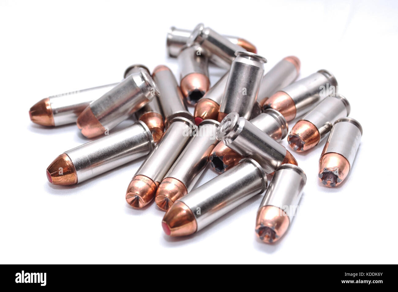 Une pile de 357 Magnum et des balles de calibre 40 avec un fond blanc Banque D'Images