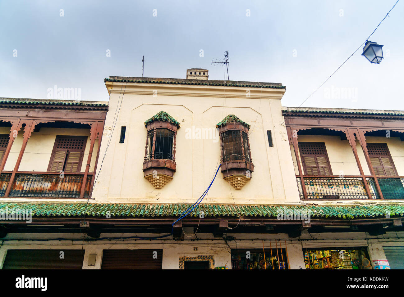 De vieilles fenêtres d'immeuble sur la rue du Mellah, quartier juif de Fès. Maroc Banque D'Images