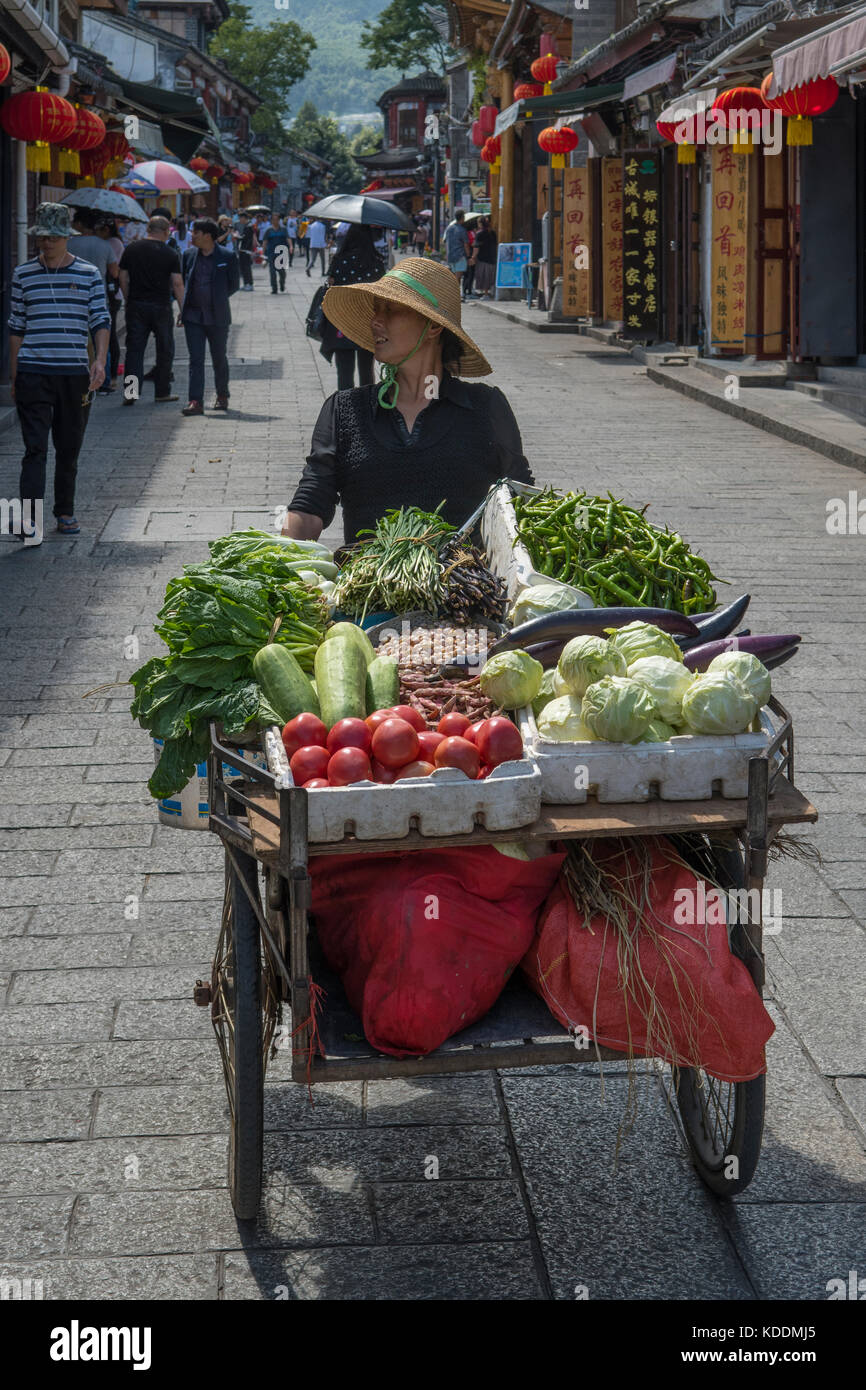 Livraison de légumes locaux, ancienne ville de Dali, Yunnan, Chine Banque D'Images