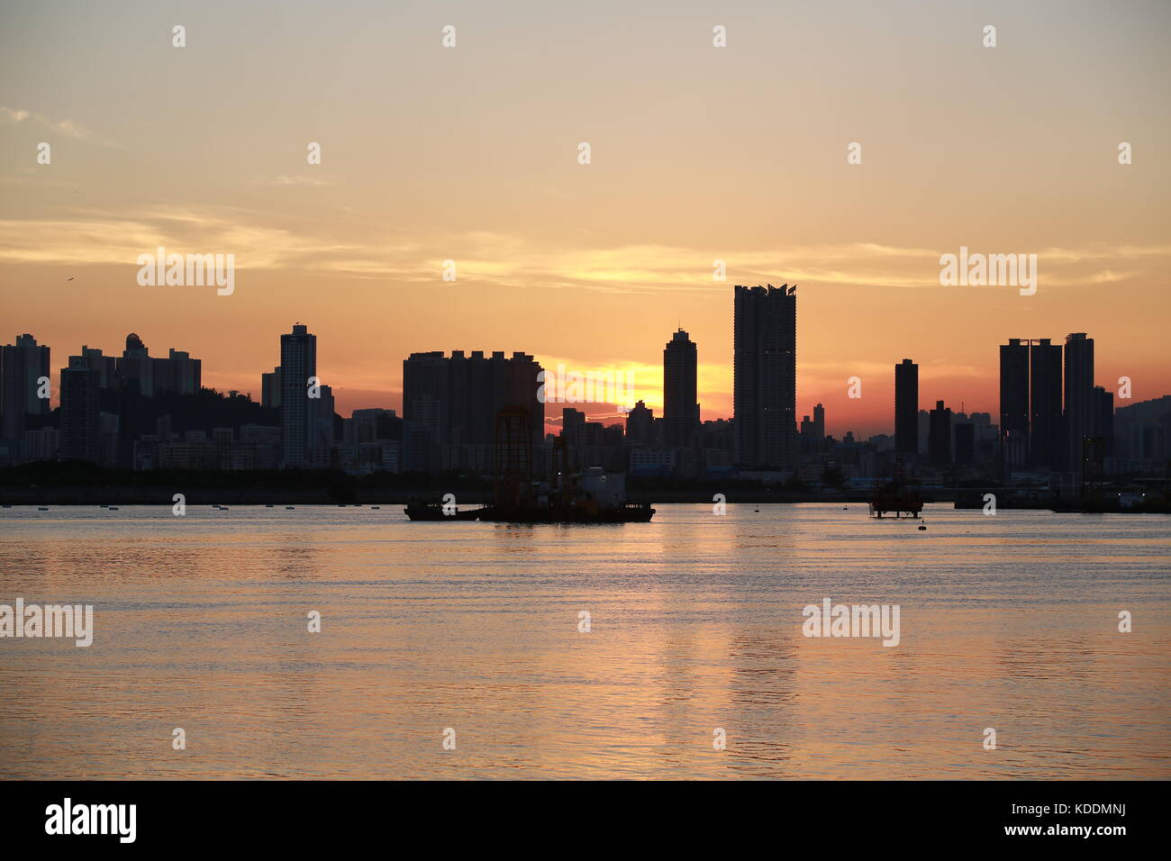 Victoria Harbour City skyline : deux couches de silhouette et l'horizon de la ville après l'heure de travail Banque D'Images